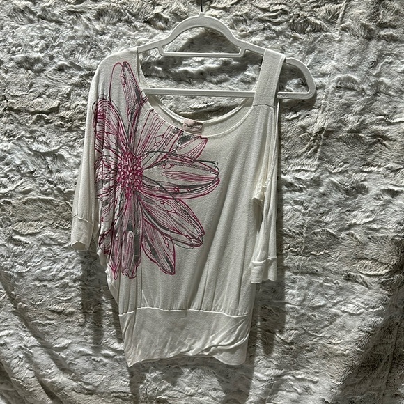 Trendy Flowered Top - Picture 1 of 5